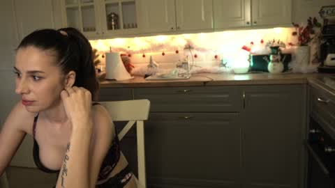 Snapshot of whats_her_name chatting on 12-30-24, 01:37 Victoria Maria online show from 12-30-24, 01:37