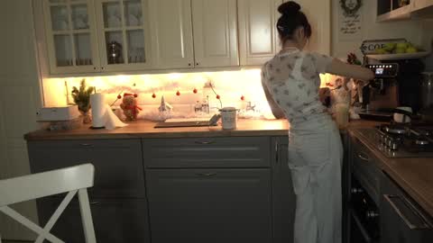 Snapshot of whats_her_name chatting on 12-31-24, 05:51 Victoria Maria online show from 12-31-24, 05:51