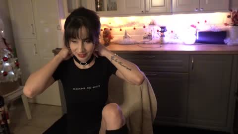 Snapshot of whats_her_name chatting on 01-02-25, 06:01 Victoria Maria online show from 01-02-25, 06:01