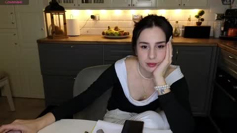 Snapshot of whats_her_name chatting on 01-12-25, 03:46 Victoria Maria online show from 01-12-25, 03:46