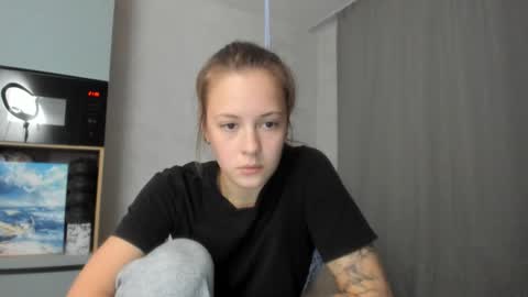 Snapshot of why_again_me chatting on 09-30-25, 06:35 Veronica online show from 09-30-25, 06:35