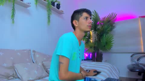 Snapshot of wickedboy_twink chatting on 10-26-25, 01:06 JAISON online show from 10-26-25, 01:06