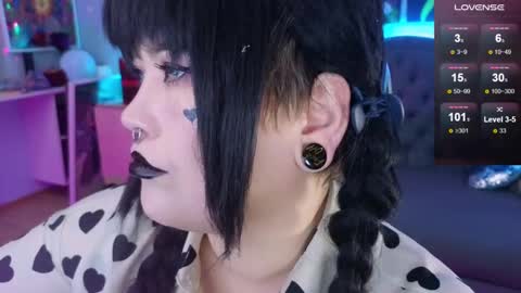 Snapshot of wickedxqueen chatting on 12-10-24, 06:11 Laura  online show from 12-10-24, 06:11