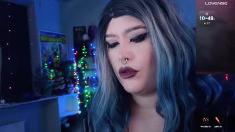 Snapshot of wickedxqueen chatting on 12-18-24, 05:15 Laura  online show from 12-18-24, 05:15