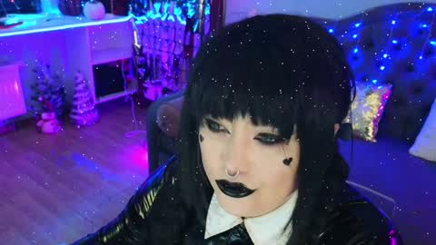 Snapshot of wickedxqueen chatting on 01-01-25, 08:26 Laura  online show from 01-01-25, 08:26
