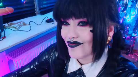 Snapshot of wickedxqueen chatting on 02-04-25, 04:59 Laura  online show from 02-04-25, 04:59