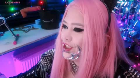 Snapshot of wickedxqueen chatting on 02-08-25, 05:29 Laura  online show from 02-08-25, 05:29