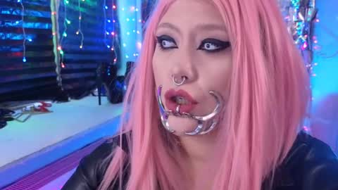 Snapshot of wickedxqueen chatting on 03-02-25, 05:44 Laura  online show from 03-02-25, 05:44