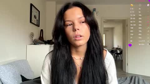 Mia online show from 11-07-25, 08:03