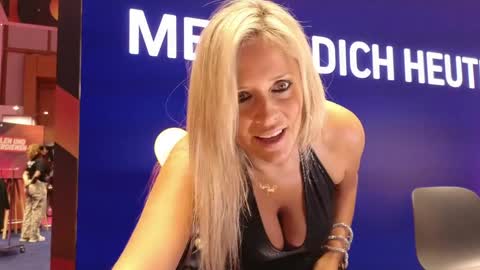 Snapshot of wildtequilla chatting on 09-27-25, 09:36 Lili online show from 09-27-25, 09:36