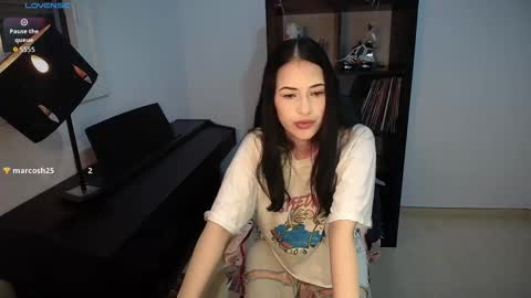 Snapshot of windy_butterfly chatting on 10-23-25, 06:23 Sara online show from 10-23-25, 06:23