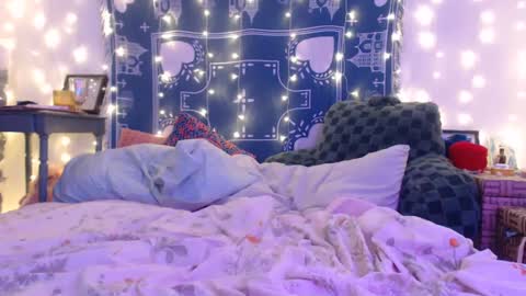 Snapshot of wingardiumleveveosa chatting on 12-10-24, 02:16 Eevie online show from 12-10-24, 02:16