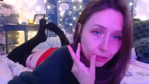 Snapshot of wingardiumleveveosa chatting on 12-15-24, 08:19 Eevie online show from 12-15-24, 08:19