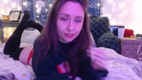 Snapshot of wingardiumleveveosa chatting on 12-19-24, 12:13 Eevie online show from 12-19-24, 12:13