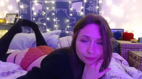 Snapshot of wingardiumleveveosa chatting on 12-23-24, 05:39 Eevie online show from 12-23-24, 05:39