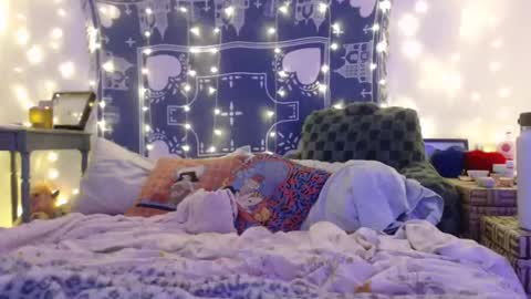 Snapshot of wingardiumleveveosa chatting on 01-03-25, 04:33 Eevie online show from 01-03-25, 04:33