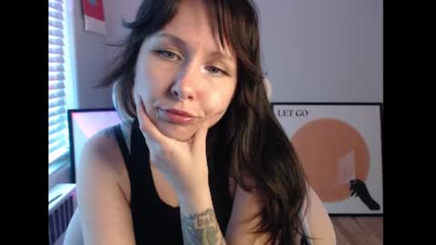 Snapshot of wingardiumleveveosa chatting on 09-13-25, 12:21 Eevie online show from 09-13-25, 12:21