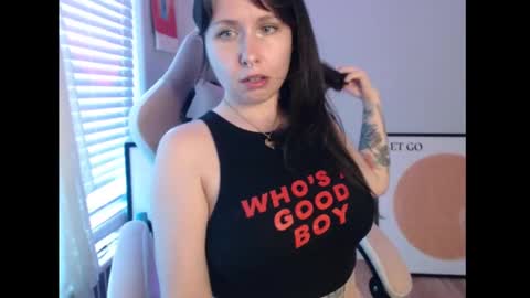 Snapshot of wingardiumleveveosa chatting on 09-22-25, 11:18 Eevie online show from 09-22-25, 11:18