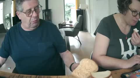 Snapshot of woodwurm chatting on 02-24-25, 12:05 woodwurm and Snoeske online show from 02-24-25, 12:05