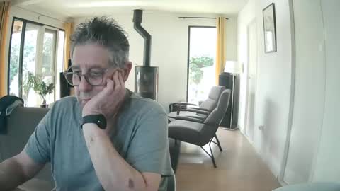 Snapshot of woodwurm chatting on 02-26-25, 01:41 woodwurm and Snoeske online show from 02-26-25, 01:41