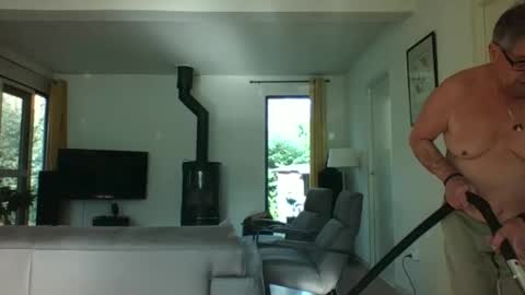 Snapshot of woodwurm chatting on 03-10-25, 09:21 woodwurm and Snoeske online show from 03-10-25, 09:21