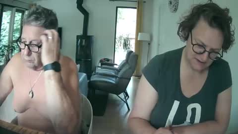 Snapshot of woodwurm chatting on 09-11-25, 06:46 woodwurm and Snoeske online show from 09-11-25, 06:46