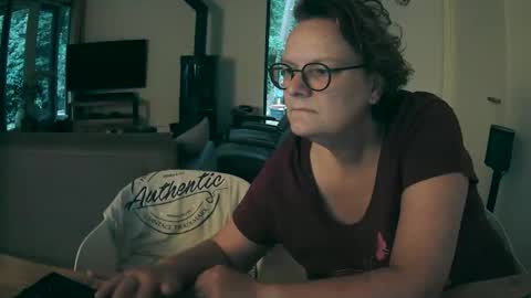 Snapshot of woodwurm chatting on 09-27-25, 05:56 woodwurm and Snoeske online show from 09-27-25, 05:56