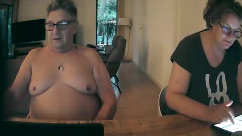 Snapshot of woodwurm chatting on 10-17-25, 06:16 woodwurm and Snoeske online show from 10-17-25, 06:16