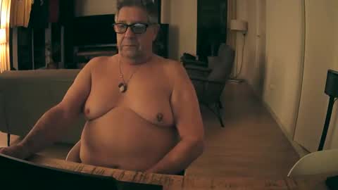 Snapshot of woodwurm chatting on 10-19-25, 04:02 woodwurm and Snoeske online show from 10-19-25, 04:02