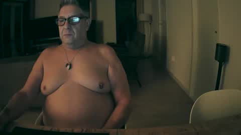 Snapshot of woodwurm chatting on 11-15-25, 05:49 woodwurm and Snoeske online show from 11-15-25, 05:49