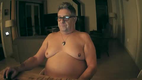 Snapshot of woodwurm chatting on 11-19-25, 05:51 woodwurm and Snoeske online show from 11-19-25, 05:51