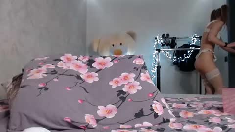 Snapshot of wow_blonde chatting on 10-12-25, 11:53 Lily online show from 10-12-25, 11:53