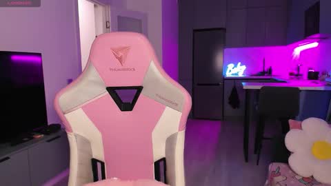 Emi online show from 10-21-25, 04:08