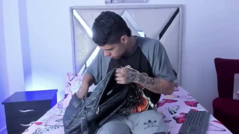 Snapshot of wyatt_2 chatting on 11-25-25, 12:05 wyatt online show from 11-25-25, 12:05