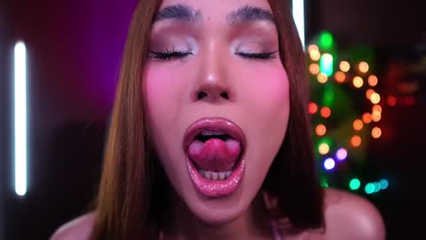 Snapshot of xforyoureyesonlyx chatting on 11-06-25, 04:24 Anne online show from 11-06-25, 04:24