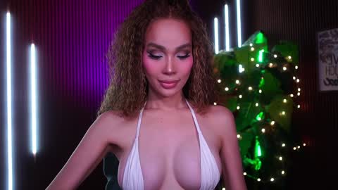 Snapshot of xforyoureyesonlyx chatting on 11-08-25, 03:39 Anne online show from 11-08-25, 03:39