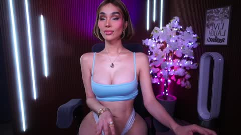 Snapshot of xforyoureyesonlyx chatting on 12-02-25, 12:38 Anne online show from 12-02-25, 12:38