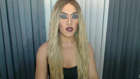 GWEN THOMPSON .......   online show from 12-15-24, 03:09