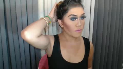 GWEN THOMPSON .......   online show from 01-11-25, 11:56