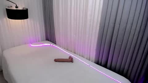 GWEN THOMPSON .......   online show from 09-12-25, 06:08