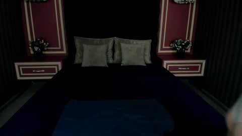 Snapshot of xlindamilfxx chatting on 09-11-25, 12:27 Linda online show from 09-11-25, 12:27