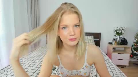 Snapshot of xloe_queen chatting on 01-16-26, 09:02 Chloe online show from 01-16-26, 09:02