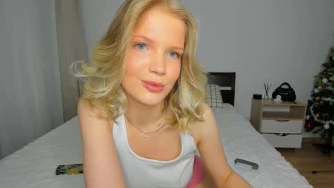Snapshot of xloe_queen chatting on 01-19-26, 12:20 Chloe online show from 01-19-26, 12:20