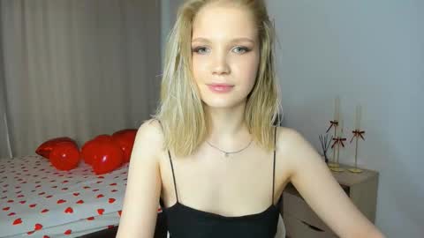 Snapshot of xloe_queen chatting on 02-14-26, 10:23 Chloe online show from 02-14-26, 10:23