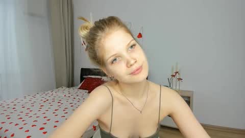 Snapshot of xloe_queen chatting on 02-17-26, 08:11 Chloe online show from 02-17-26, 08:11