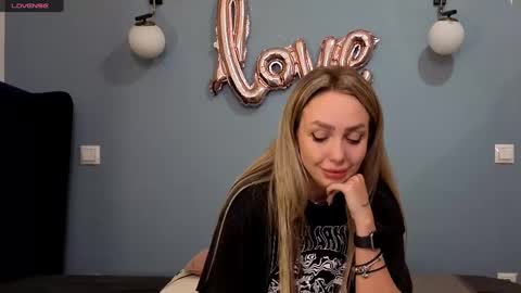 Snapshot of xsexycouples chatting on 02-25-25, 03:31 AnnaMaee online show from 02-25-25, 03:31