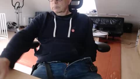 Snapshot of xtommix69 chatting on 12-22-25, 01:41 xtommix69 online show from 12-22-25, 01:41