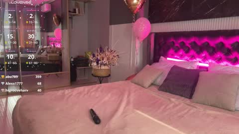 Snapshot of xtrahotx chatting on 03-08-25, 08:00 Milana online show from 03-08-25, 08:00