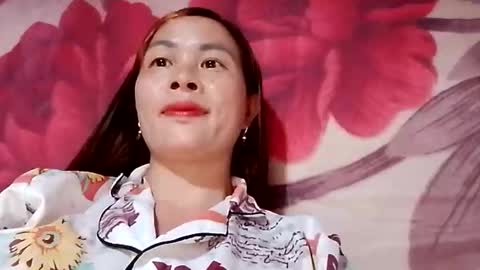 Snapshot of xuxulove00 chatting on 10-15-25, 04:23 xuxulove00 online show from 10-15-25, 04:23