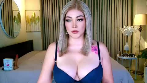 Snapshot of xxbedroombeautyxx chatting on 09-30-25, 12:37 MISS NATALIA online show from 09-30-25, 12:37